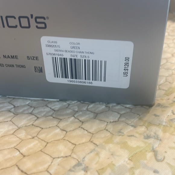 CHICO’S. Thong sandals with embellishments - Picture 7 of 7